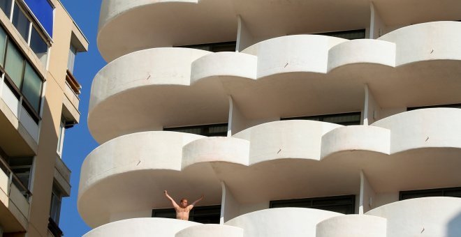 Un huesped, en el balcón de su habitación de un hotel de  Palma de Mallorca. REUTERS/Enrique Calvo