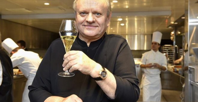 Fotografía de archivo del francés Joël Robouchon, famoso por ser el chef con más estrellas de la guía Michelin del mundo, con 32, quien murió a los 73 años como consecuencia de un cáncer. EFE/ archivo/Christian Brun