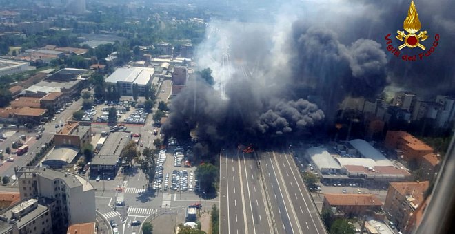 El incendio del camión en las afueras de la ciudad italiana de Bolonia. REUTERS