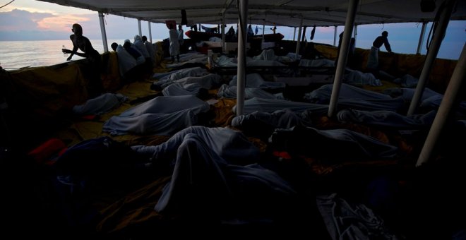 Migrantes en el barco de Open Arms este lunes. REUTERS/Juan Medina
