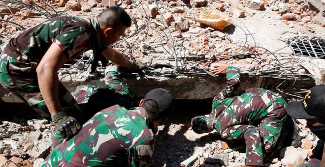 Soldados buscan supervivientes entre los escombros tras el terremoto que sacudió el norte de la isla de Lombok. / EFE