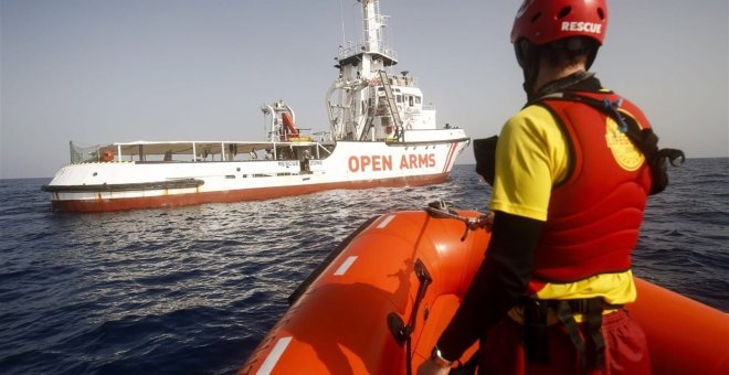 El barco de la ONG catalana Proactiva Open Arms durante sus labores de rescate por el Mediterráneo. / Europa Press