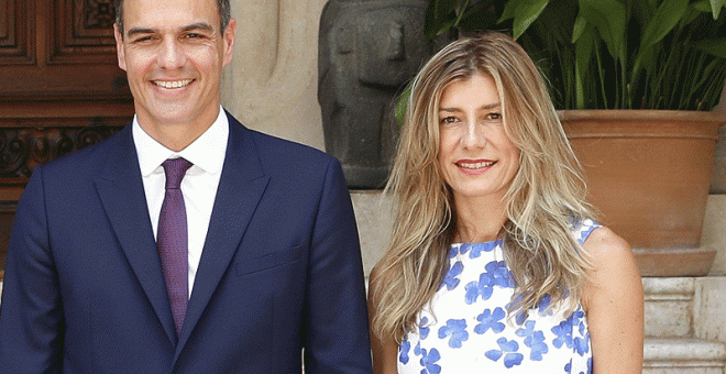 Pedro Sánchez, y su esposa Begoña Gómez, en el Palacio de Marivent. EFE