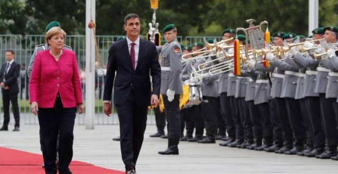 El presidente del Gobierno, Pedro Sánchez, y la canciller alemana, Angela Merkel. / EFE