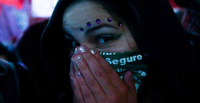 Una mujer partidaria de despenalizar el aborto se retira de la Plaza del Congreso en Buenos Aires - EFE/DAVID FERNÁNDEZ