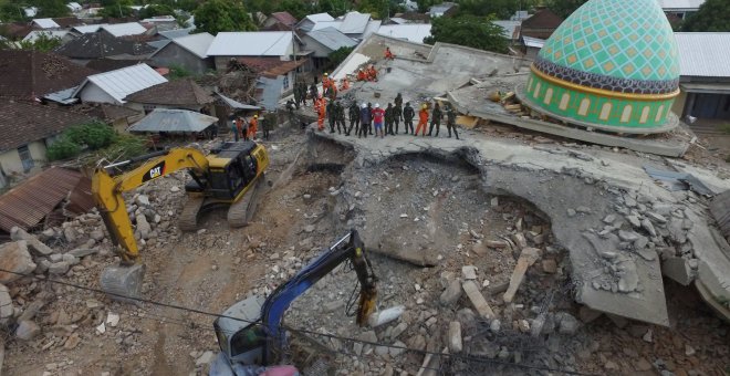 Vista aérea de la mezquita de Jamiul Jamaah derrumbada donde los trabajadores de rescate y los soldados buscan víctimas del terremoto en Pemenang, norte de Lombok, Indonesia. / Reuters