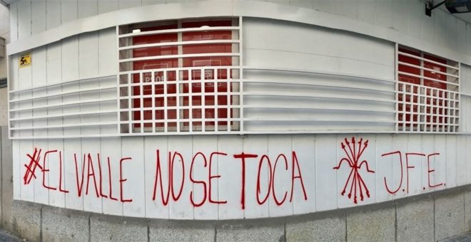 Pintadas fascistas en una sede del PSOE en contra de la exhumación de Franco del Valle de los Caídos. EUROPA PRESS/PSOE