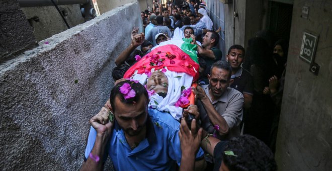 Palestinos llevan el cuerpo de un fallecido por disparos del Ejército israelí hace unas semanas. SAID KHATIB / AFP