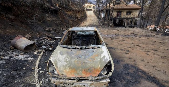 Vista de los daños causados en la urbanización Las Cumbres, que se vio rodeada por el incendio forestal de Llutxent. EFE/Natxo Francés