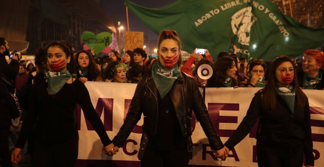 Los manifestantes participan en una marcha por el derecho al aborto libre y para exigir el fin del sexismo y la violencia de género en el sistema educativo, en Santiago, Chile - REUTERS