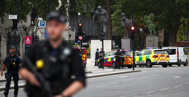 APolicía armada frente a las casa del Parlamento en Londres, tras el incidente con un vehículo que ha causado varios heridos. REUTERS/Hannah McKay