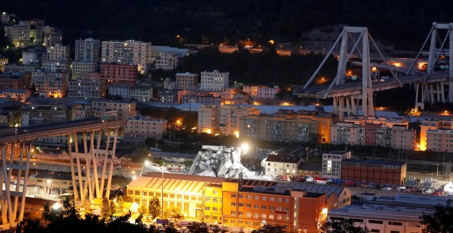 Vista general del puente de Morandi por la noche, mientras los servicios de rescate trabajan en la búsqueda de víctimas tras su derrumbe. REUTERS/Stefano Rellandini