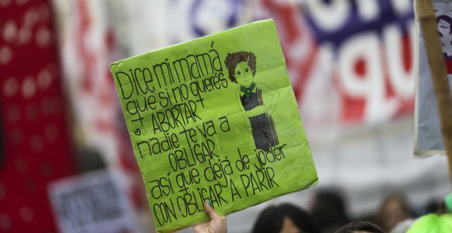 Una pancarta en la concentración de activistas en defensa de la despenalización del aborto en la Plaza del Congreso, de Buenos Aires, durante el debate en el Senado de la ley sobre la interrupción del embarazo. EFE/David Fernández