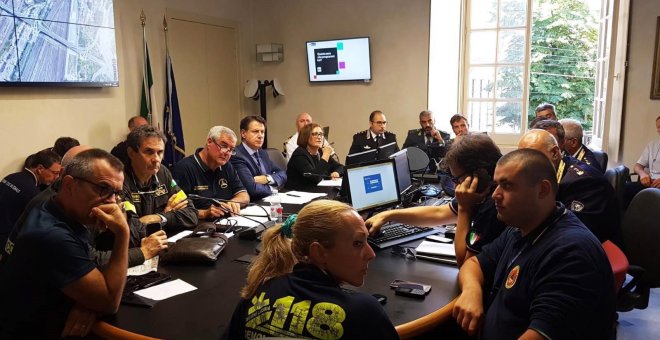 El primer ministro italiano Giuseppe Conte (4º izq) participa en una reunión de los servicios de emergencia en la Prefectura de Génova (Italia). EFE