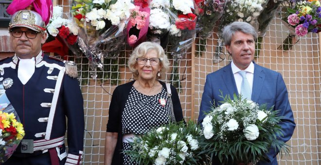 La alcaldesa de Madrid, Manuela Carmena, con el presidente de la Comunidad de Madrid, Ángel Garrido, en  los actos con motivo de las fiestas de la Virgen de la Paloma. EFE/J.J. Guillén