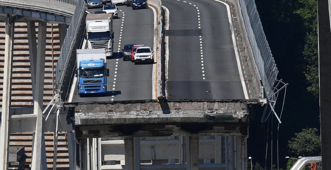 Varios vehículos permanecen sobre una sección de un puente que continúa en pie tras el desplome de un tramo el martes en Génova (Italia). EFE/ Luca Zennaro