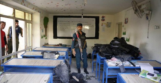 Un hombre inspecciona el lugar en el que se ha producido un atentado suicida en Kabul (Afganistán) hoy, 15 de agosto del 2018. Al menos 25 personas murieron y otras 35 resultaron heridas hoy en un atentado suicida perpetrado en el interior de un centro ed