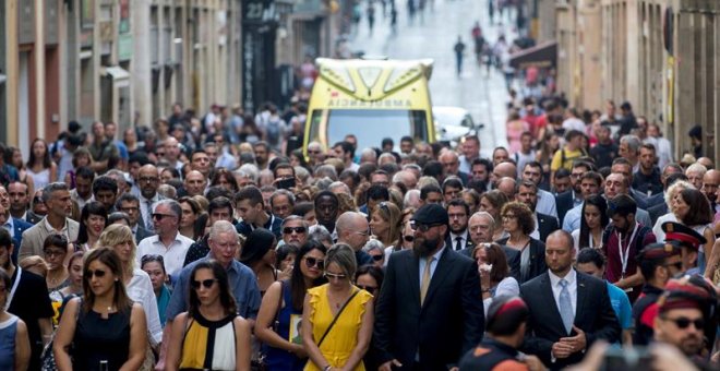 Decenas de personas han participado en la marcha que recuerda a las víctimas del atentado en Catalunya del 17A. | EFE / Quique García
