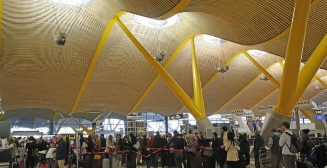 Colas formadas en los controles de seguridad del aeropuerto Madrid-Barajas debido a una antigua huelga de vigilantes | EFE