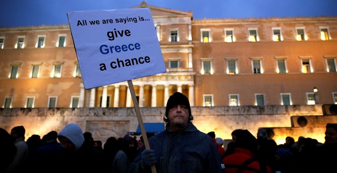 Un griego participa en una protesta frente al parlamento en Atenas, en una imagen de archivo / REUTERS - YANNIS BEHRAKIS