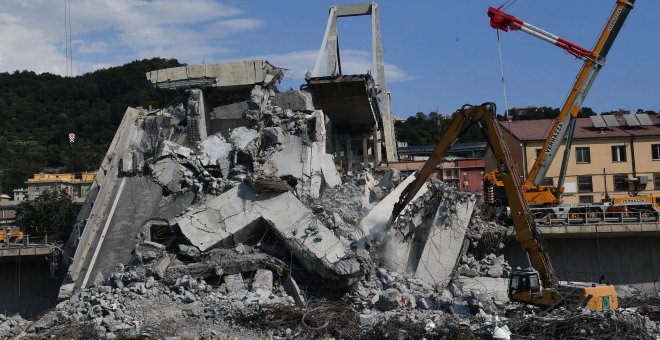 Operarios continúan con la retirada de escombros tras la caída del puente Morandi en Génova. EFE/ Luca Zennaro