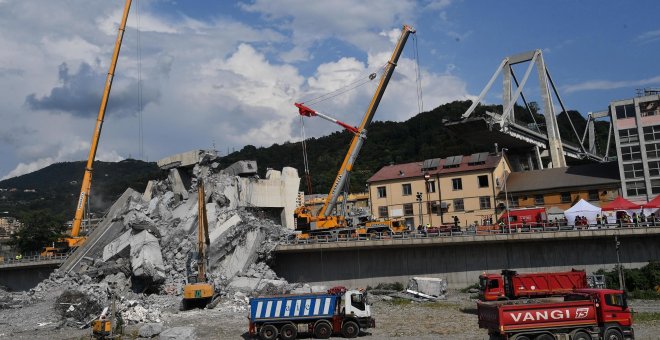 Vista de las tareas de retirada de escombros y búsqueda de víctimas del puente Morandi en Génova. EFE/ Luca Zennaro
