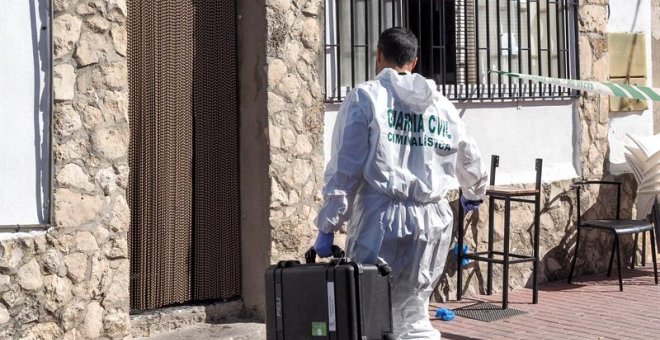 Un agente del Laboratorio de Criminalística de la Guardia Civil se dirige al bar de Castrillo-Tejeriego, donde un hombre ha entrado esta madrugada con una escopeta y ha realizado varios disparos. | EFE