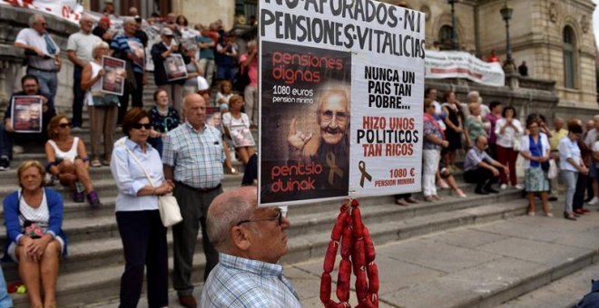 Las asociaciones de pensionistas de Vizcaya en una de sus concentraciones frente al Ayuntamiento de Bilbao para reclamar unas pensiones "dignas". | EFE