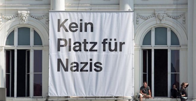 Manifestantes alemanes colocan una pancarta en la que se puede leer "No hay lugar para los nazis". REUTERS/Fabian Bimmel