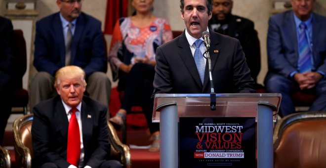 El exabogado de Donald Trump, Michael Cohen, junto al presidente de EEUU durante un acto de la campaña electoral en Ohio. / Reuters
