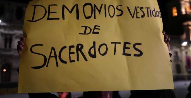 Una pancarta que dice: "demonios vestidos de sacerdotes", durante la manifestación en Santiago de Chile de las víctimas de abusos sexuales por parte de la Iglesia Católica chilena. / Reuters