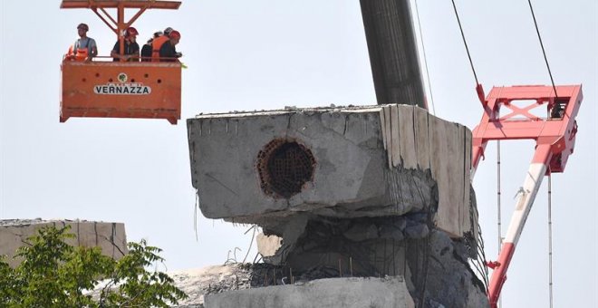 EPA8524. GÉNOVA (ITALIA), 21/08/2018.- Operarios y expertos evalúan los restos del puente Morandi, que se derrumbó el pasado 14 de agosto, en Génova (Italia) hoy, 21 de agosto del 2018, en un accidente en el que murieron 43 personas. El ingeniero Riccardo