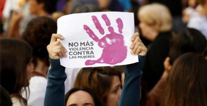 Una mujer sostiene un cartel contra la violencia machista en una manifestación / EFE