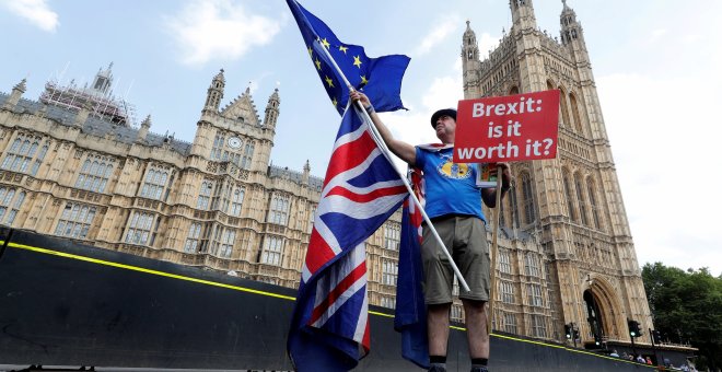 Un hombre con una pancarta contra el Brexit, en el puente de Westminster, en Londres, junto al Parlamento británico. REUTERS/Yves Herman