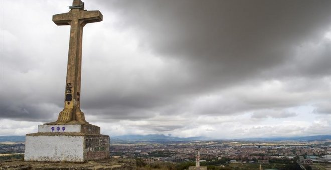El alcalde de Vitoria, Gorka Urtaran (PNV), se ha mostrado hoy en contra de derribar la cruz ubicada en la cima del monte Olárizu "que el franquismo utilizó de forma partidista" tras la decisión de la Junta Administrativa del concejo de Mendiola, propieta