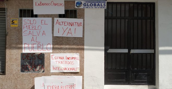 El portal de Soraya Moreno, en donde el vecindario se ha organizado para intentar frenar el desahucio hasta que haya una solución habitacional | Guillermo Martínez