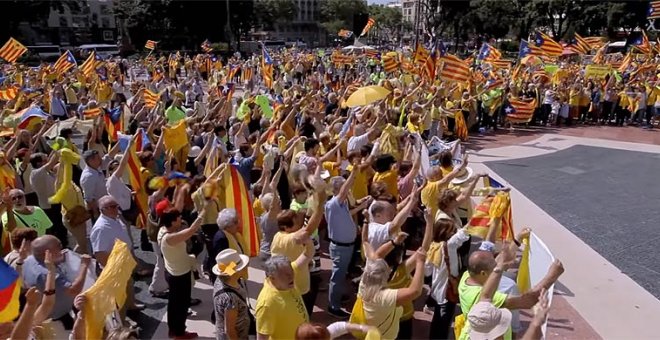 Fotograma del vídeo en el que se versiona un tema de Los Miserables: "Tot el poble cantará". YT