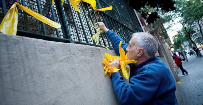 Un hombre retira lazos amarillos en Barcelona. EFE/Archivo