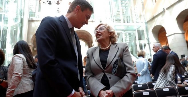 Pedro Sánchez y Manuela Carmena, durante los actos del Día de la Comunidad de Madrid. EFE