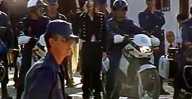 Imagen tomadas de un video inédito que la Policía Nacional española publicó coincidiendo con el que habría sido el 60 aniversario del nacimiento de Michael Jackson, en su cuenta de Twitter en el que el cantante camina acompañado de numerosos agentes españ