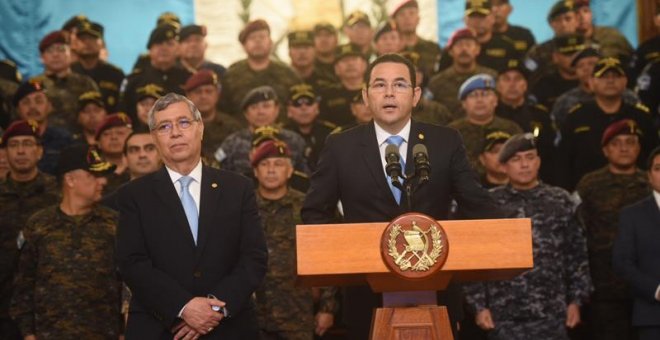 El presidente guatemalteco, Jimmy Morales (c), y el vicepresidente Jafeth Cabrera (i) realizan hoy, viernes 31 de agosto de 2018, el anuncio de que no se renovará el mandato de la Comisión Internacional Contra la Impunidad en Guatemala (Cicig). /EFE