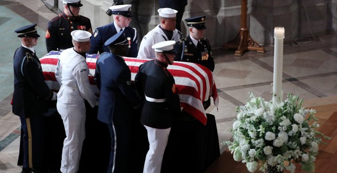 El féretro del senador John McCain es colocado antes del funeral en la Catedral de Washington. /REUTERS