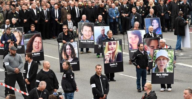 Manifestantes de ultraderecha portando en Chemnitz retratos de víctimas de crímenes cometidos, supuestamente, por extranjeros. /EFE