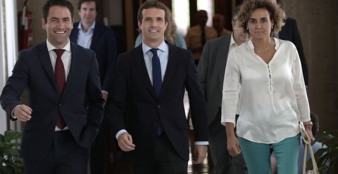 El presidente del PP, Pablo Casado, acompañado por Dolors Montserrat y el secretario general del partido, Teodoro García Egea, a su llegada a una reunión con asociaciones de jueces y fiscales  en el Congreso de los Diputados. EFE/Zipi