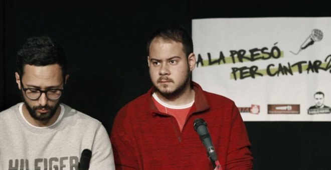 3 mar. 2018.- Los raperos Valtonyc y Pablo Hasel en un acto contra la censura celebrado en Sabadell. EFE