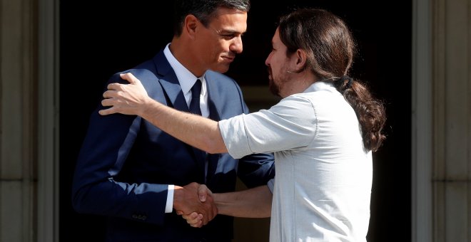 El presidente del Gobierno, Pedro Sánchez, recibe al secretario general de Podemos, Pablo Iglesias, en el Palacio de la Moncloa, en Madrid. EFE/ Kiko Huesca