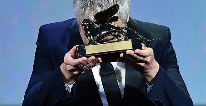 El director mexicano Alfonso Cuarón al recibir el León de Oro.- EFE