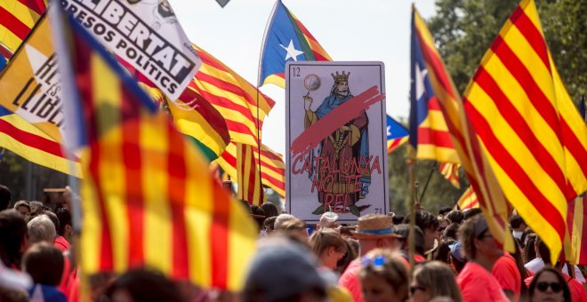 Una carta gigante con la inscripción ''Catalunya no te rei'' (Catalunya no tiene rey) antes del comienzo de la manifestación convocada para esta tarde. / EFE - QUIQUE GARCÍA
