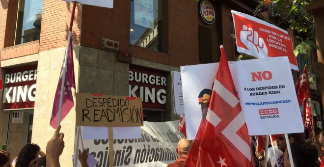 Manifestación de trabajadores delante de un establecimiento de la cadena de comida rápida Burger King. TWITTER IU