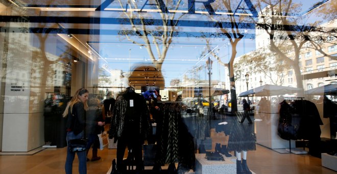 El reflejo de una mujer en el escapàrate de una tienda de Zara, la principal enseña de Inditex, en el centro de Barcelona. REUTERS/Albert Gea